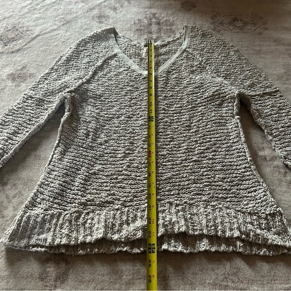 Free People Light Gray Textured Knit V-Neck Sweater Size XS Boho Preppy Bohemian - Picture 9 of 11